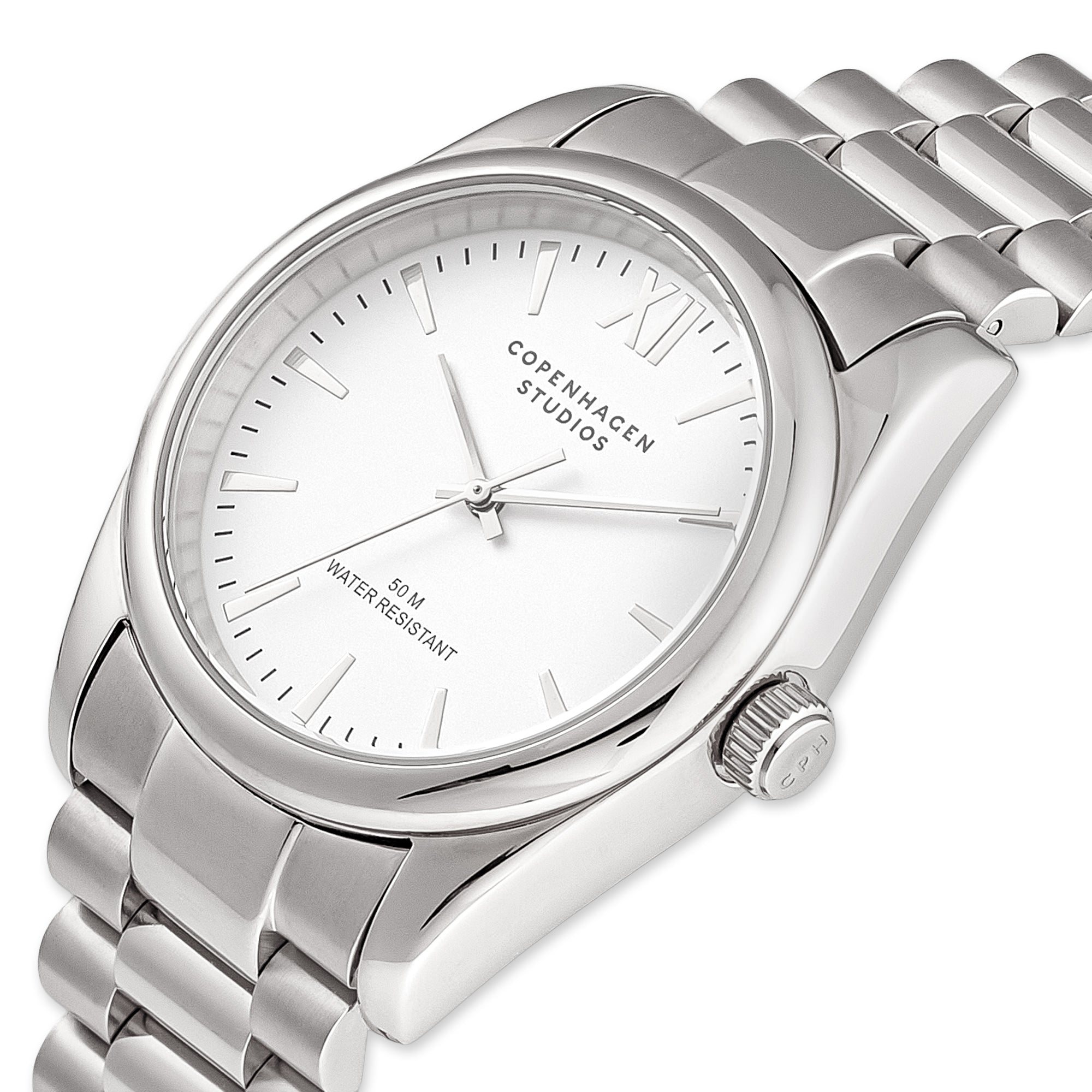 Die COPENHAGEN STUDIOS Armbanduhr - Round Watch von Copenhagen Studios hat ein silbernes Gehäuse, ein weißes Zifferblatt, silberne Indexe und das Markenlogo auf dem Zifferblatt - ein klassisches Design, das zu jedem Anlass passt.