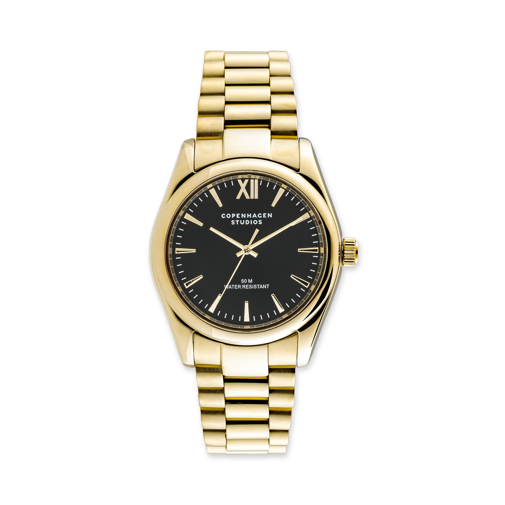 Die COPENHAGEN STUDIOS Armbanduhr - Round Watch hat ein goldenes Gehäuse, ein schwarzes Zifferblatt mit römischen Ziffern XII und das Copenhagen Studios Branding - perfekt für alle, die eine elegante, klassische Armbanduhr suchen.