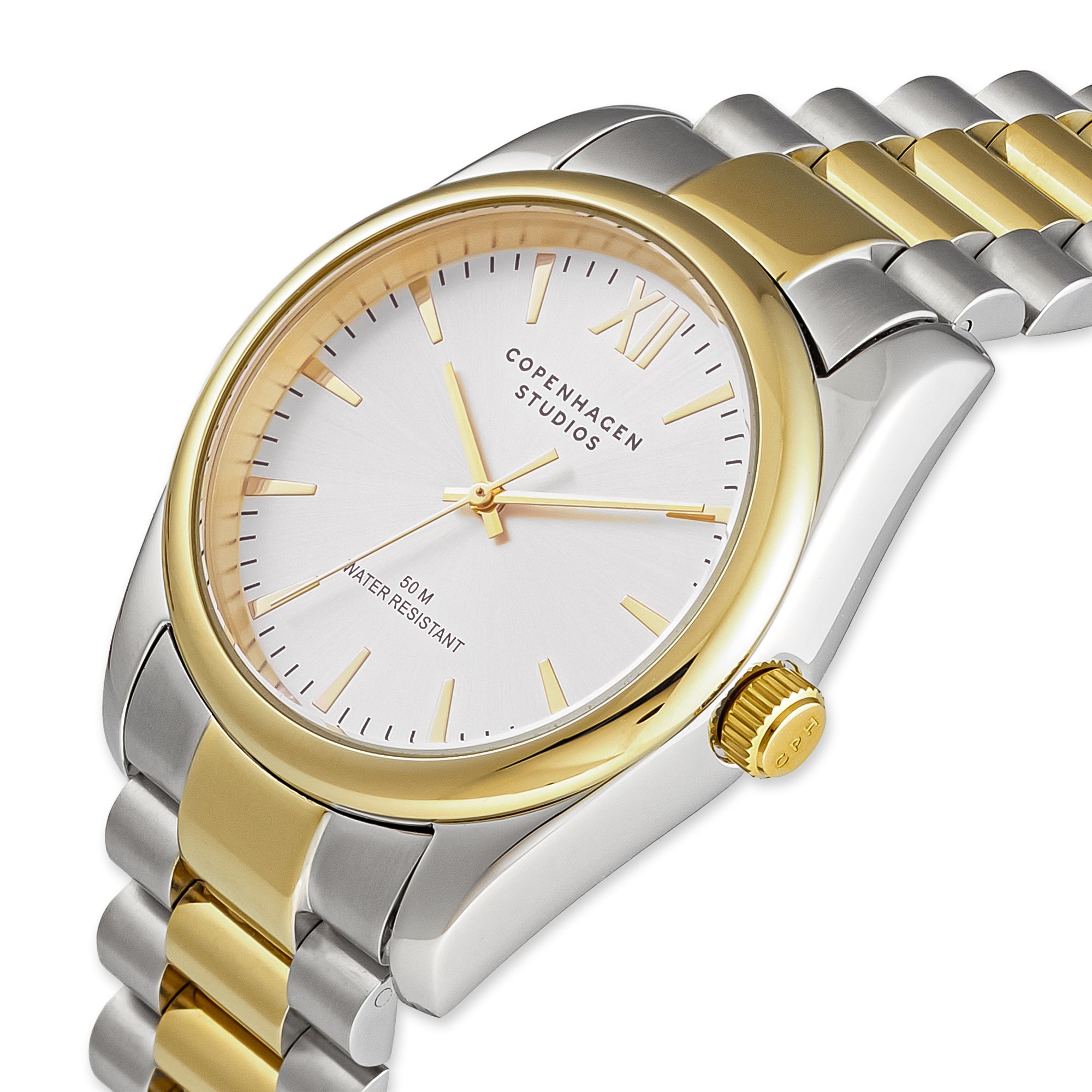 Die COPENHAGEN STUDIOS Armbanduhr - Round Watch von Copenhagen Studios besticht durch silber-goldenes Design, weißes Zifferblatt mit goldenen Markierungen und minimalistischen Stil.