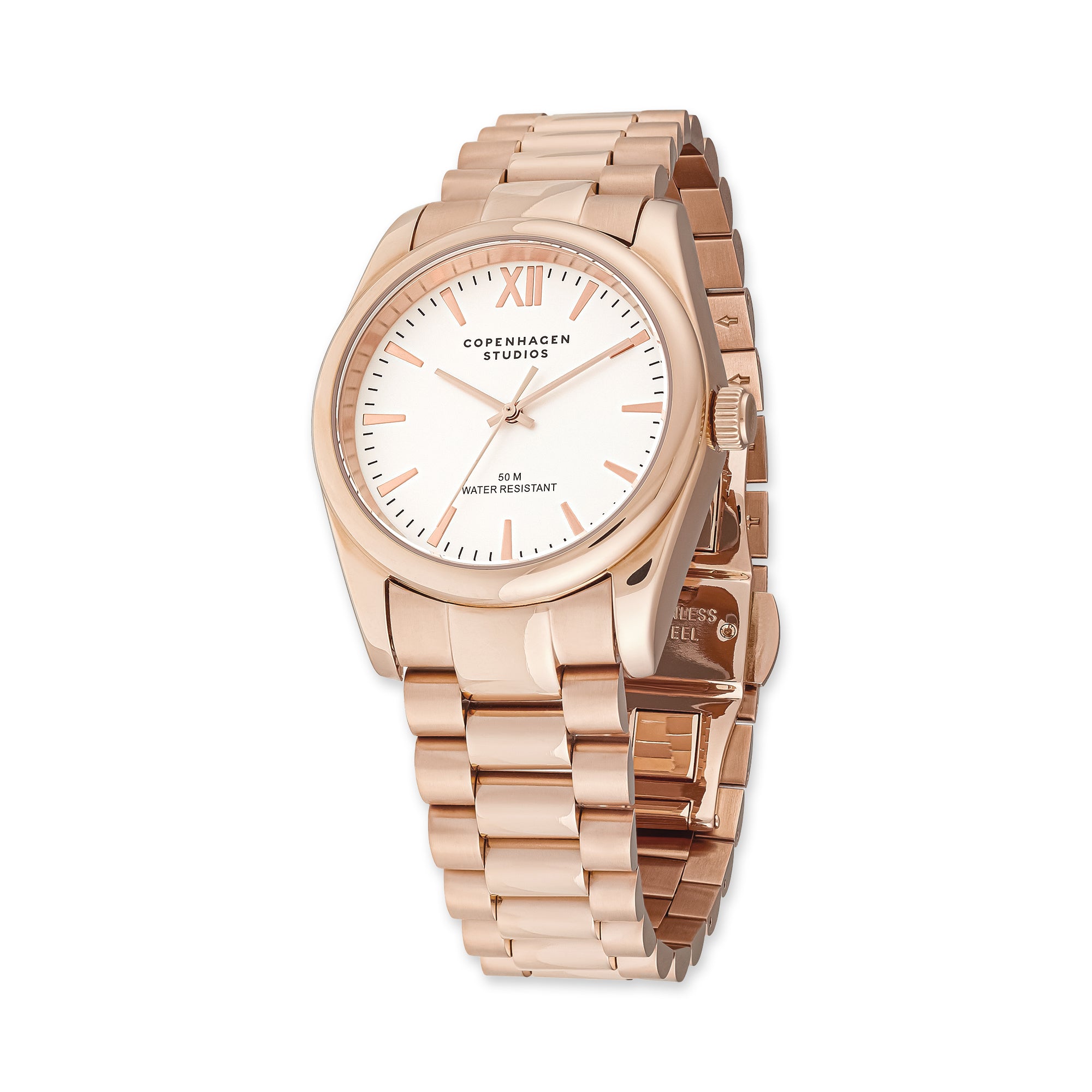 Die COPENHAGEN STUDIOS Armbanduhr - Round Watch von Copenhagen Studios hat ein roségoldenes Gehäuse, ein weißes Zifferblatt mit römischen Ziffern XII und ein elegantes Gliederarmband.