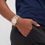 Roségoldene COPENHAGEN STUDIOS Damen-Armbanduhr mit Edelstahlarmband, elegant am Handgelenk getragen.