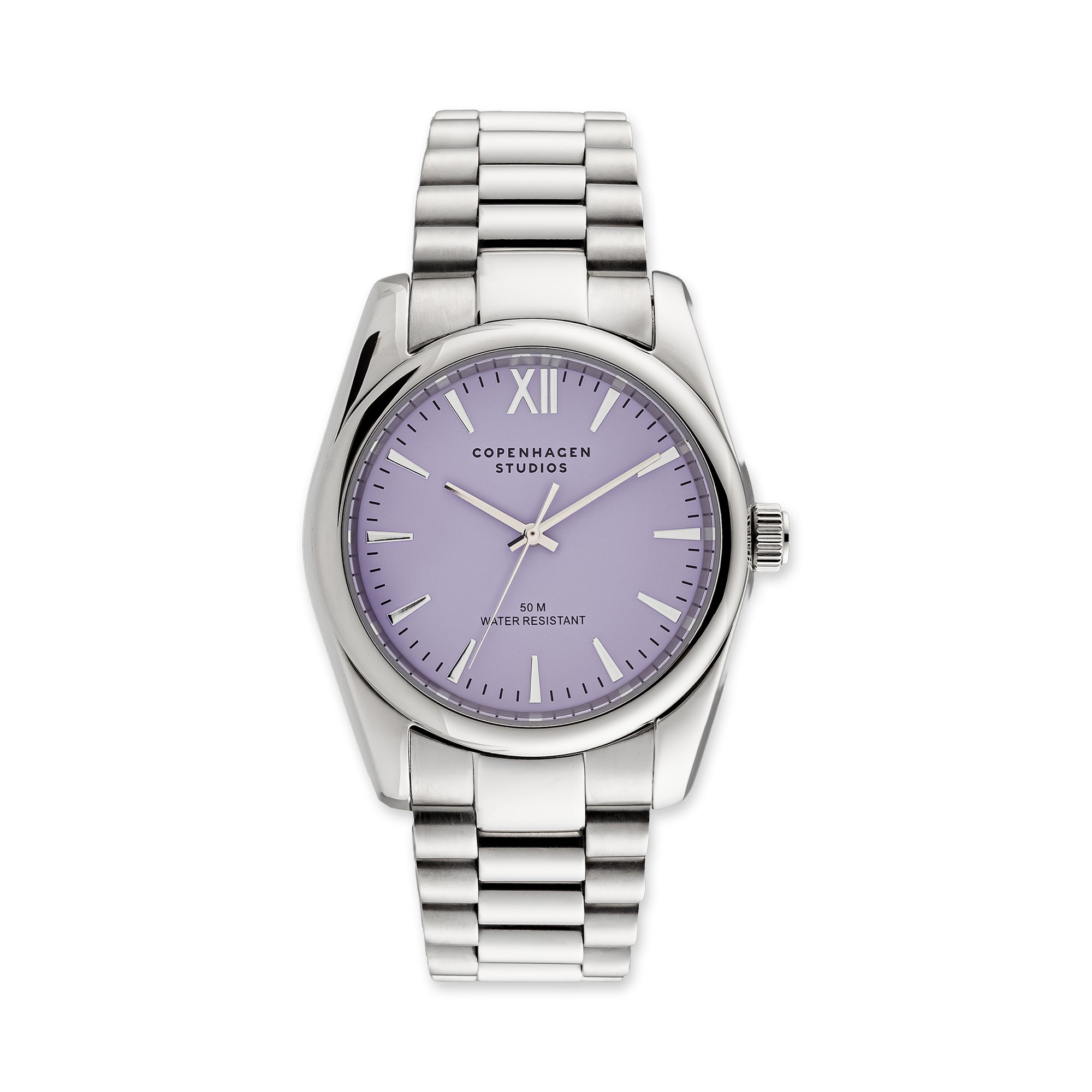 COPENHAGEN STUDIOS Armbanduhr: Diese runde, silberne Armbanduhr von Copenhagen Studios hat ein lavendelfarbenes Zifferblatt, silberne Stundenmarkierungen und ein stilvolles Branding - das perfekte, elegante Accessoire für jedes Outfit.