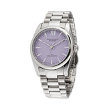 Die COPENHAGEN STUDIOS Armbanduhr ist eine runde, silberne Uhr von Copenhagen Studios mit einem lavendelfarbenen Zifferblatt mit Markenlogo - ein elegantes Accessoire, das sich ideal für den Alltag eignet.