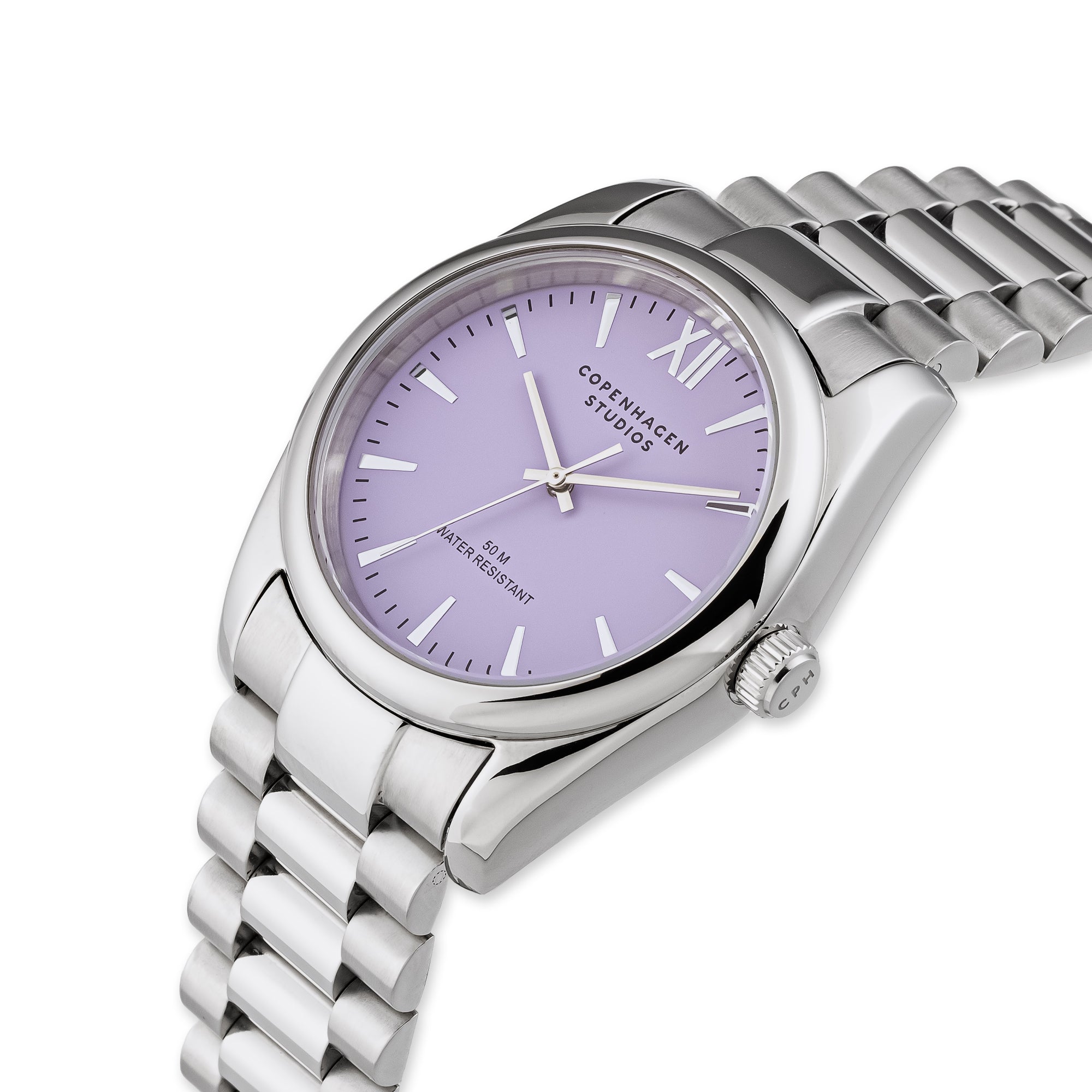 Elegantes Accessoire: Die COPENHAGEN STUDIOS Armbanduhr - Round Watch von Copenhagen Studios mit silbernem Metallband und lavendelfarbenem Zifferblatt ist perfekt für stilbewusste Frauen.