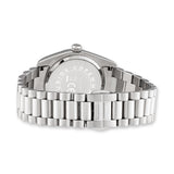 Elegantes Accessoire: Die COPENHAGEN STUDIOS Armbanduhr - Round Watch von Copenhagen Studios besticht durch ein silbernes Gliederarmband sowie gravierte Details am Gehäuse und Verschluss auf der Rückseite.