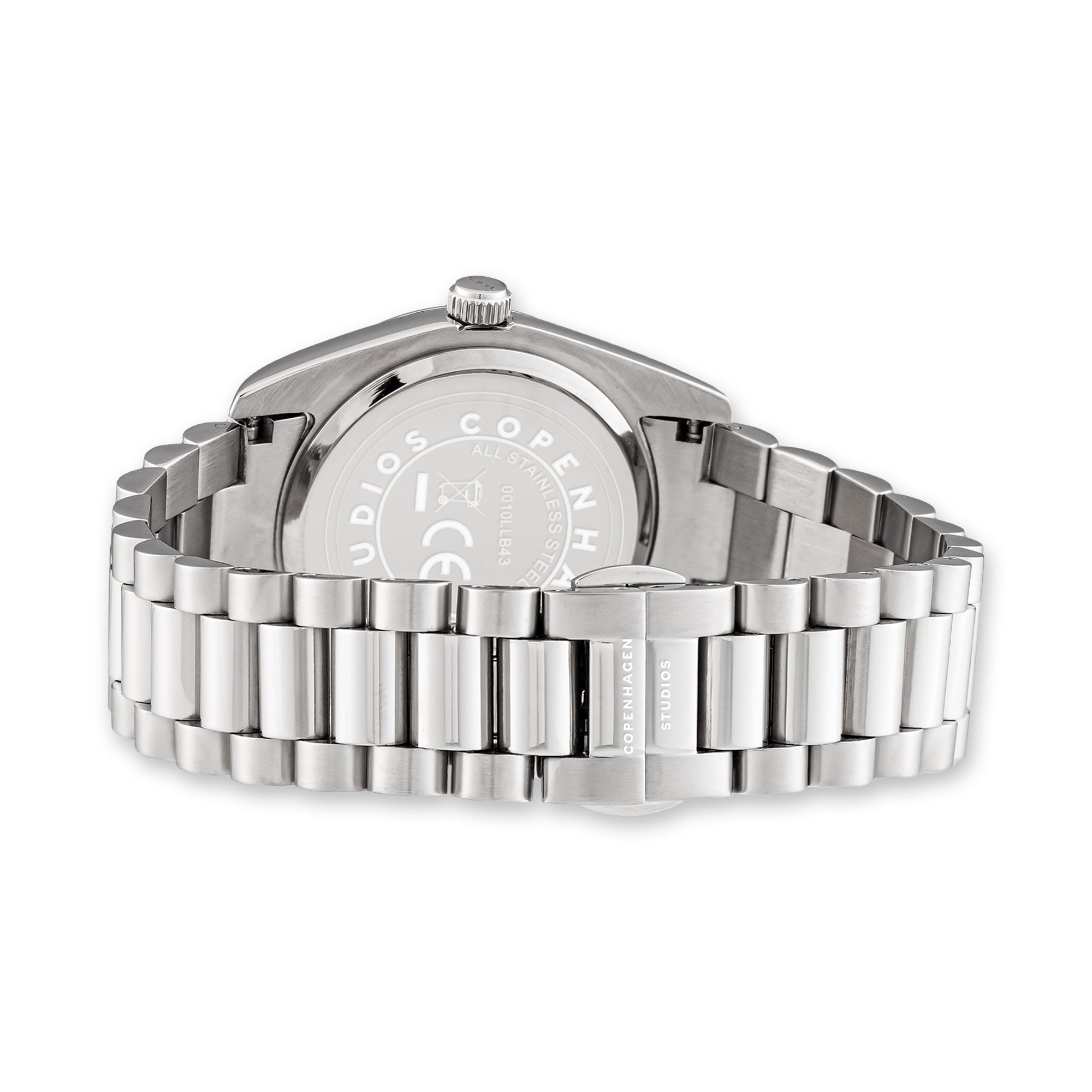 Elegantes Accessoire: Die COPENHAGEN STUDIOS Armbanduhr - Round Watch von Copenhagen Studios besticht durch ein silbernes Gliederarmband sowie gravierte Details am Gehäuse und Verschluss auf der Rückseite.