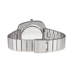 Rückansicht der Copenhagen Studios Armbanduhr - Curved Watch, mit Edelstahlgehäuse, offener Metallschließe und graviertem Gehäuseboden.