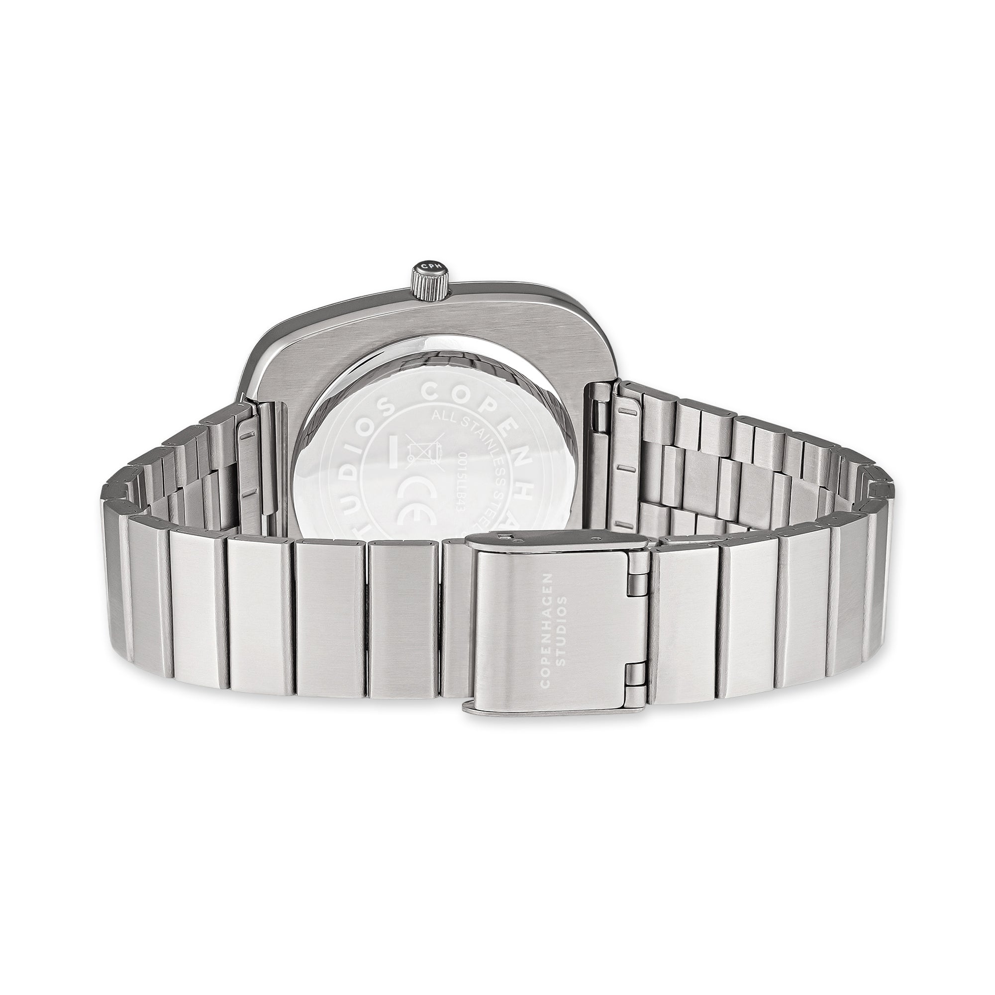 Rückansicht der Copenhagen Studios Armbanduhr - Curved Watch, mit Edelstahlgehäuse, offener Metallschließe und graviertem Gehäuseboden.