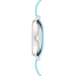 Cool Time Kids Armbanduhr mit rosa Indizes, silbernem Gehäuse und blauem Textilband mit blauen und rosa Blumen; Seitenansicht