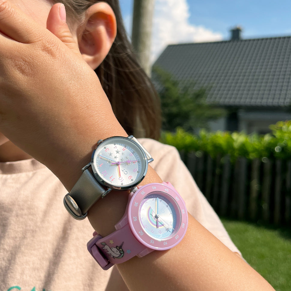 Cool Time Kids Armbanduhr mit silbernen Zifferblatt mit Regenbogen im Einhornmotiv, rosa Kunststoffgehäuse mit rosa Topring und rosa Silikonband mit Einhornmotiv; Tragebild