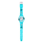 Die Cool Time Kids Armbanduhr - The Cool Ice Princess von Cool Time hat ein hellblaues Armband mit Schneeflocken und einer Eisprinzessin auf weißem Hintergrund.