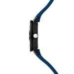 Seitenansicht der Cool Time Kids Armbanduhr - The Cool New Soccer von Cool Time, mit schwarzem Gehäuse und blauem Silikonarmband, das die Krone und das schlanke Profil vor einem weißen Hintergrund zeigt.