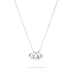 Tamaris Halskette bestehend aus einer filigranen, silbernen Kette und drei kleinen Charms mit verschiedenen Sternmotiven und Glitzersteinverzierungen; Produktbild