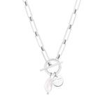 Tamaris Halskette bestehend aus einer silbernen Gliederkette mit Logo-Charm, Freshwater Pearl und T-Bar-Verschluss; Produktbild