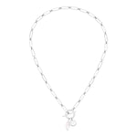 Tamaris Halskette bestehend aus einer silbernen Gliederkette mit Logo-Charm, Freshwater Pearl und T-Bar-Verschluss; Produktbild