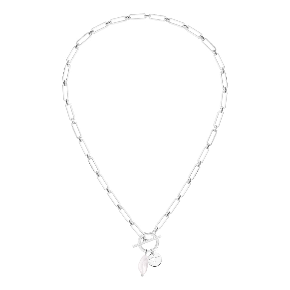 Tamaris Halskette bestehend aus einer silbernen Gliederkette mit Logo-Charm, Freshwater Pearl und T-Bar-Verschluss; Produktbild