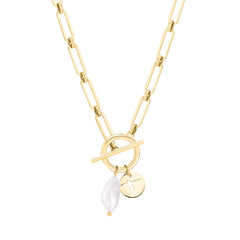 Tamaris Halskette bestehend aus einer goldenen Gliederkette mit Logo-Charm, Freshwater Pearl und T-Bar-Verschluss; Produktbild