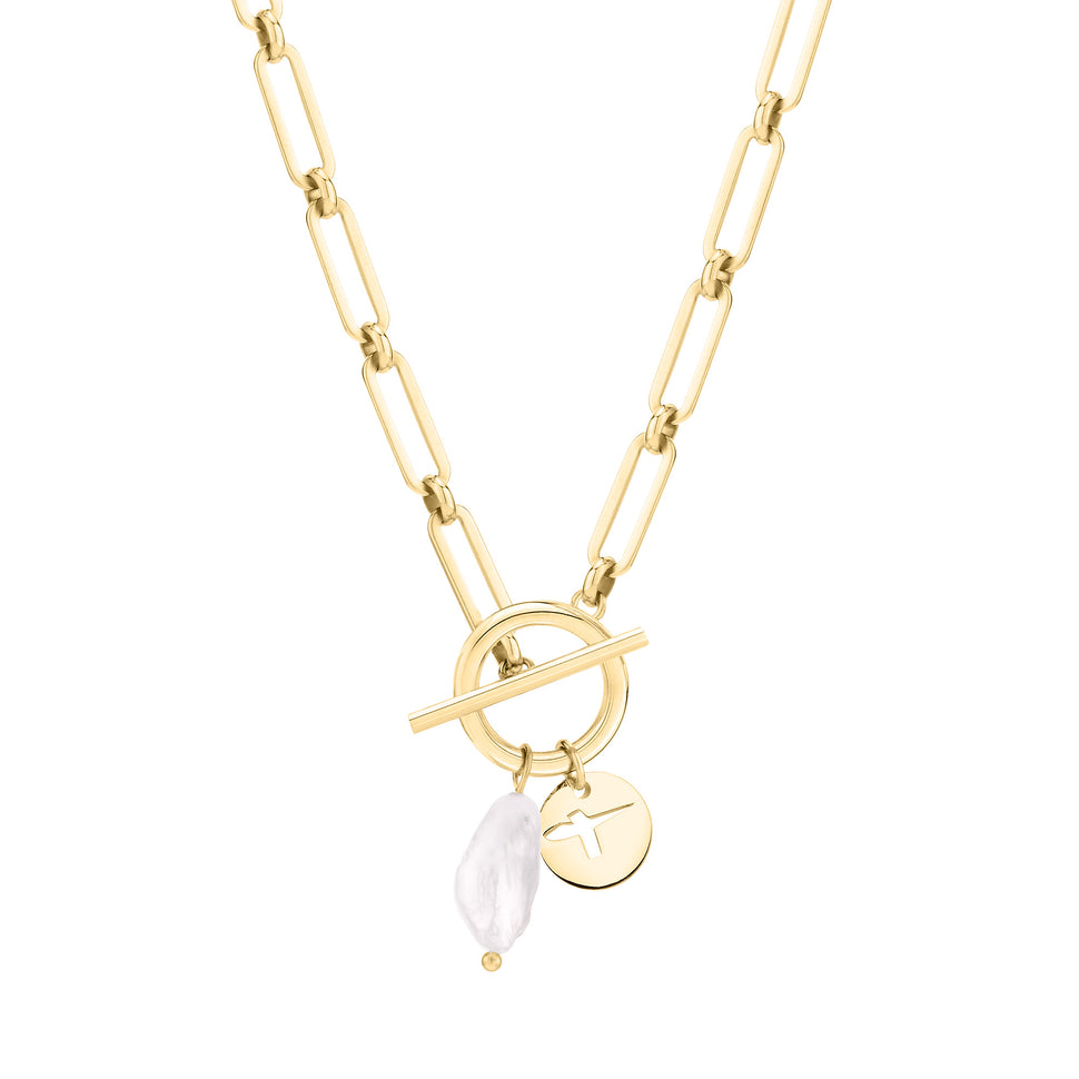 Tamaris Halskette bestehend aus einer goldenen Gliederkette mit Logo-Charm, Freshwater Pearl und T-Bar-Verschluss; Produktbild