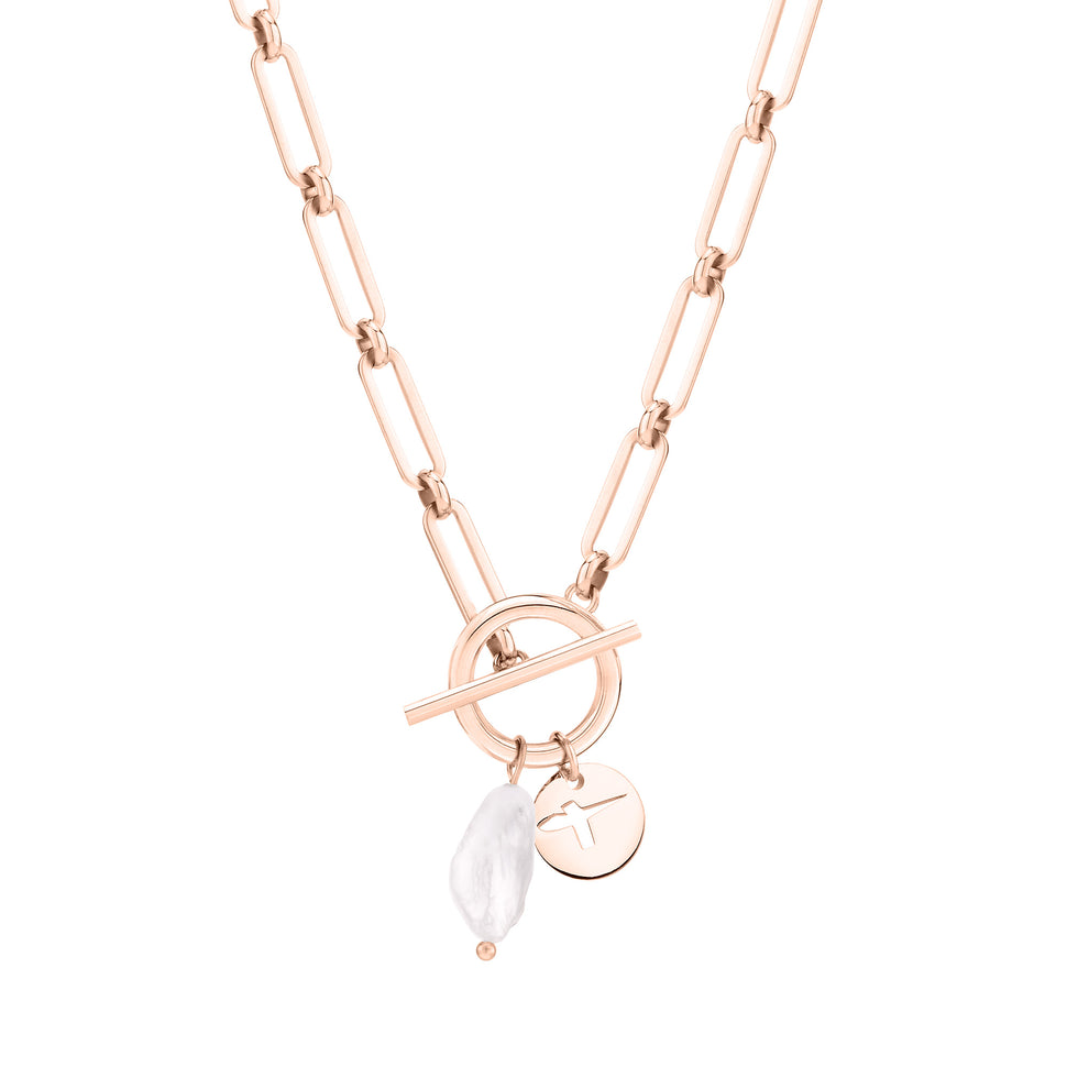 Tamaris Halskette bestehend aus einer roségoldenen Gliederkette mit Logo-Charm, Freshwater Pearl und T-Bar-Verschluss; Produktbild