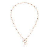 Tamaris Halskette bestehend aus einer roségoldenen Gliederkette mit Logo-Charm, Freshwater Pearl und T-Bar-Verschluss; Produktbild