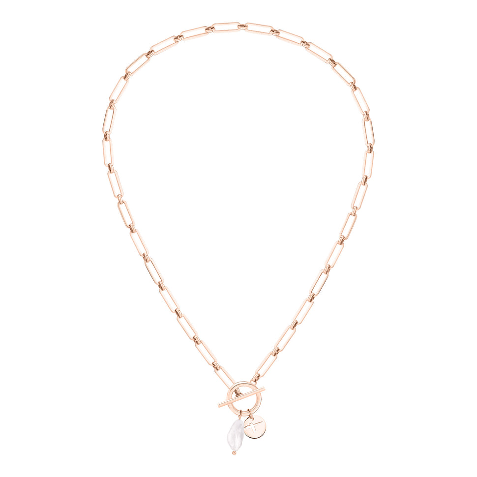 Tamaris Halskette bestehend aus einer roségoldenen Gliederkette mit Logo-Charm, Freshwater Pearl und T-Bar-Verschluss; Produktbild