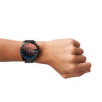 Diesel Armbanduhr mit farbverlaufendem Zifferblatt in Rot und Blau, Chronographenwerk, schwarzem Gehäuse und schwarzem Edelstahlband; Tragebild