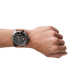 Diesel Armbanduhr mit schwarzem Zifferblatt mit silber-goldenen Indizes, Chronographenwerk, schwarzem Edelstahlband und braunem Lederband; Tragebild