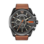 Diesel Armbanduhr mit schwarzem Zifferblatt mit silber-goldenen Indizes, Chronographenwerk, schwarzem Edelstahlband und braunem Lederband; Produktbild