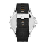 Diesel Armbanduhr mit schwarzem Zifferblatt mit mehreren Chronographen, Zeitzonenanzeigen und silbernen Verzierungen, silbernem Gehäuse mit schwarzem Topring und schwarzem Lederband; Rückansicht