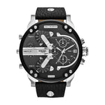 Diesel Armbanduhr mit schwarzem Zifferblatt mit mehreren Chronographen, Zeitzonenanzeigen und silbernen Verzierungen, silbernem Gehäuse mit schwarzem Topring und schwarzem Lederband; Produktbild