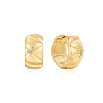 Die Ania Haie Gold Kiss Hoops sind auffällige Ohrringe in Gold mit Steppmuster, die in der Mitte jeweils einen funkelnden Zirkonoxid-Stein aufweisen.