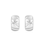 Die Ania Haie Ohrringe - Silver Kiss Hoops von Ania Haie sind 925 Sterling Silber Huggie-Ohrringe mit einem gesteppten Muster und einem zentralen Zirkonoxid-Edelstein.