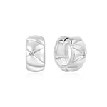 Die Ania Haie Ohrringe - Silver Kiss Hoops aus 925 Sterling Silber mit gestepptem Muster und zentralem Zirkonoxid werden stilvoll vor weißem Hintergrund präsentiert.