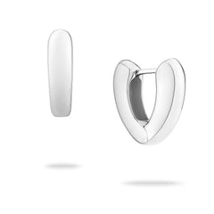 Ein Paar kleiner, silbern glänzender Echtzeit Creole - The Modern Basic Huggie Hoop Ohrringe von Echtzeit steht auf weißem Grund - das ideale moderne Accessoire für jeden Look.
