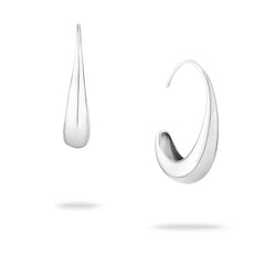 Die Echtzeit Creole - The Classy Drop von Echtzeit: moderne silberne Tropfenohrringe auf weißem Hintergrund mit sanften Schatten - der perfekte Ohrschmuck für einen Hauch von Eleganz.