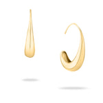 Die Echtzeit Creole - The Classy Drop von Echtzeit besteht aus zwei eleganten, modernen goldenen Ohrringen mit glatten, geschwungenen Formen, die auf einem weißen Hintergrund wunderschön zur Geltung kommen.