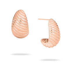Echtzeit Creole - Die Organic Drop von Echtzeit sind roségoldene, gerippte, muschelförmige Ohrstecker mit glänzender Oberfläche, die jedem Look einen eleganten Damen Schmuck Stil verleihen. Auf weißem Hintergrund abgebildet.