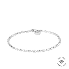 Echtzeit Armband - The Glitter One: Feines 925er Sterling Silber Perlenarmband mit Karabinerverschluss, präsentiert vor weißem Hintergrund mit Echtzeit-Logo in der Ecke.