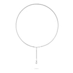 Die Echtzeit Halskette - The Sleek One von Echtzeit ist eine schlichte, silberne Halskette mit verstellbarem Band und kleinem Anhänger, ideal für schicke Lagenlooks, abgebildet auf einem schlichten weißen Hintergrund.