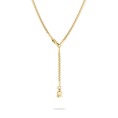 Die Echtzeit Halskette - The Sleek One von Echtzeit ist eine goldene Collierkette mit einem Tropfen-Detail und einem kleinen "L"-Anhänger, ideal für stilvolle Lagenlooks und auf weißem Hintergrund.