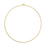Die Echtzeit Halskette - The Sleek One von Echtzeit ist eine dünne goldene Halskette mit einem einfachen Verschluss, ideal für schicke Lagenlooks und auf weißem Hintergrund.