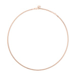 Die Echtzeit Halskette - The Sleek One von Echtzeit ist eine dünne roségoldene Halskette mit Karabinerverschluss in runder Form auf weißem Grund - ideal für den trendigen Lagenlook.