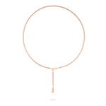 Die Echtzeit Halskette - The Sleek One von Echtzeit ist eine zarte roségoldene Halskette mit einer baumelnden vertikalen Kette und einem kleinen Anhänger, die sich perfekt zum Übereinanderlegen eignet und auf weißem Hintergrund abgebildet ist.
