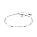 Das Echtzeit Armband - The Sleek One von Echtzeit besticht mit einer silbernen Kette, verstellbarem Verschluss und einem kleinen Anhänger in Form der Zahl 2 - ideal für den angesagten Layering-Look.