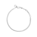 Das Echtzeit Armband - The Sleek One von Echtzeit ist eine zarte Silberkette mit Karabinerverschluss, ideal für Ihre Schmucksammlung oder zum stilvollen Übereinanderlegen. Abgebildet auf einfarbig weißem Hintergrund.
