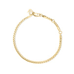 Das Echtzeit Armband - The Sleek One von Echtzeit verfügt über eine zarte Goldkette, einen Karabinerverschluss und einen kleinen 10er-Anhänger - ideal, um einen subtilen Akzent in jeder Schmucksammlung zu setzen.