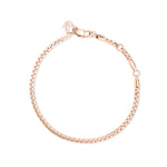 Das Echtzeit Armband - The Sleek One von Echtzeit ist ein zartes, roségoldenes Armband mit Karabinerverschluss in runder Form auf weißem Grund - ideal für die Schichtung in Ihrer Schmucksammlung.