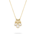 Die Echtzeit Halskette - Like Diamonds von Echtzeit besticht mit drei unterschiedlich großen Tropfenanhängern und ist das perfekte, zeitlose Accessoire für einen dezent eleganten Look.