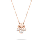 Die Echtzeit Halskette - Like Diamonds von Echtzeit präsentiert drei tropfenförmige Anhänger in Diamantoptik an zarter Kette - ein zeitloses Accessoire, ideal für jeden Anlass und stilvoll vor weißem Hintergrund in Szene gesetzt.