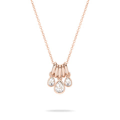 Die Echtzeit Halskette - Like Diamonds von Echtzeit präsentiert drei tropfenförmige Anhänger in Diamantoptik an zarter Kette - ein zeitloses Accessoire, ideal für jeden Anlass und stilvoll vor weißem Hintergrund in Szene gesetzt.